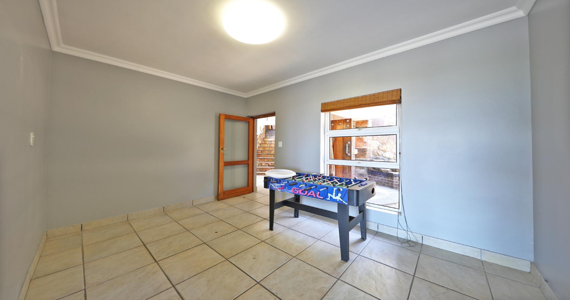 6 Bedroom Property for Sale in Plattekloof Western Cape